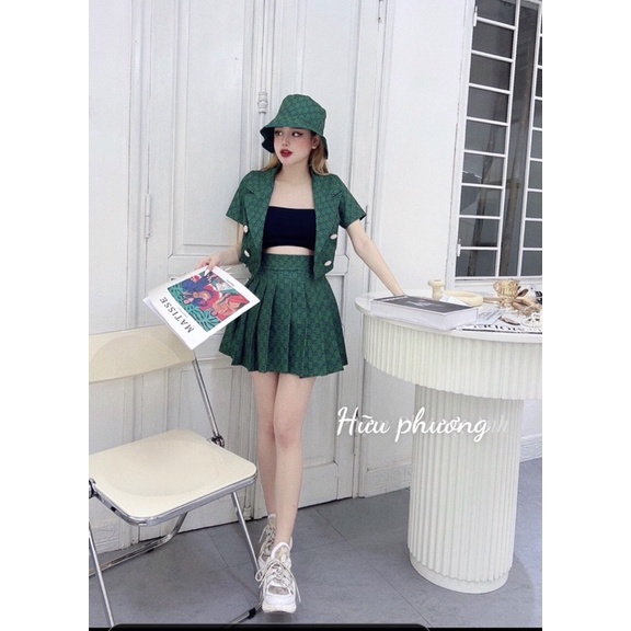 Set áo vest + chân váy xếp ly kèm mũ