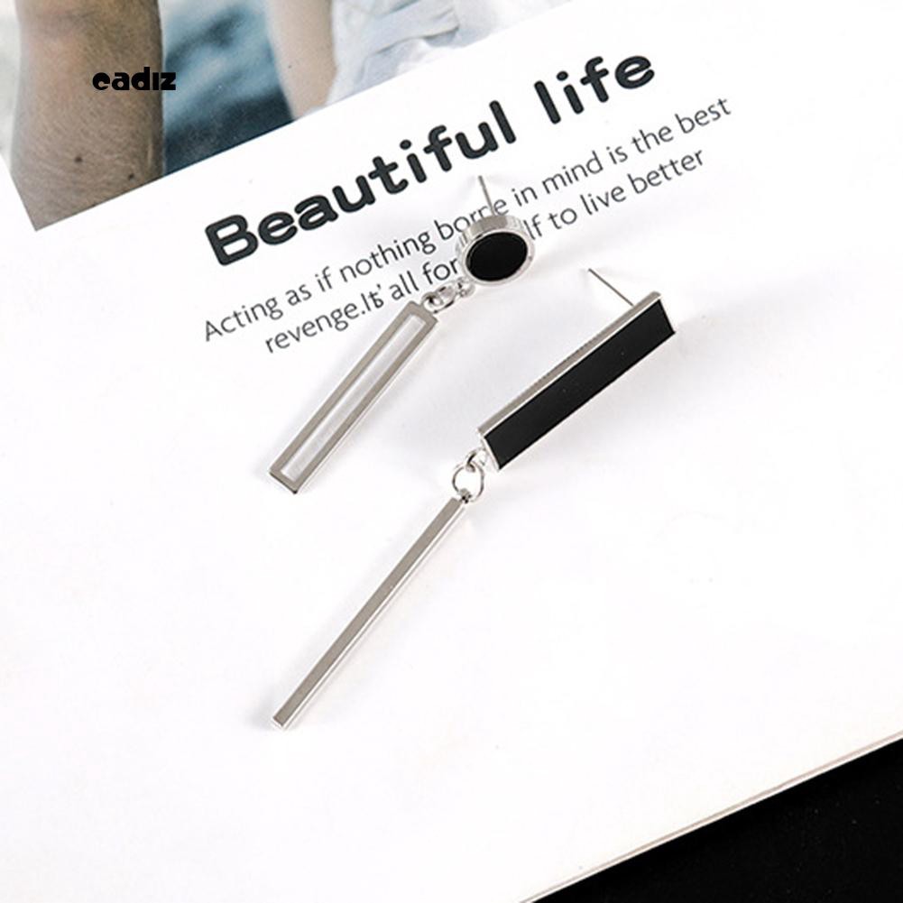 Hoa tai kim loại hình tròn thiết kế không đối xứng độc đáo