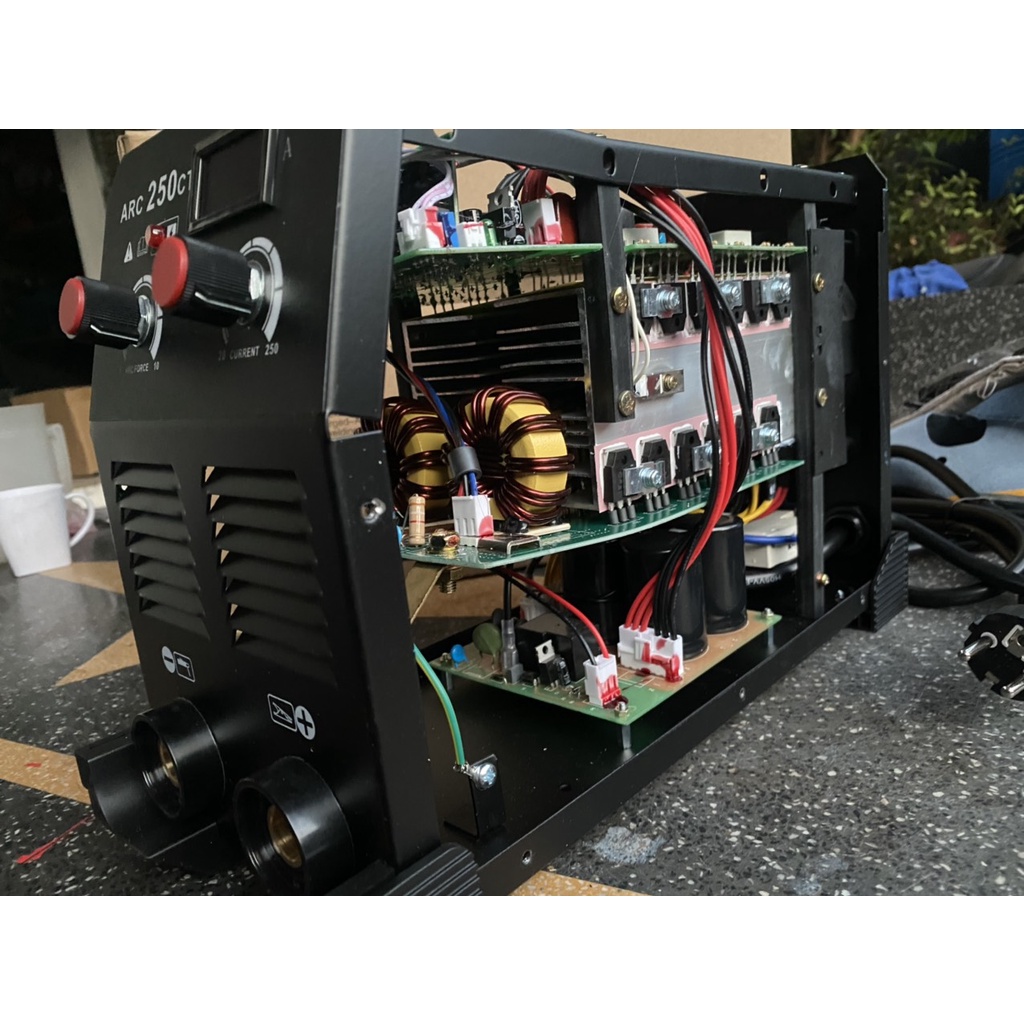 Máy Hàn Que RILAND ARC 250CT Chính Hãng Bảo Hành 12 Tháng