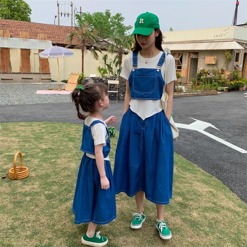 Set Áo Thun Ngắn Tay + Váy Yếm Denim Thời Trang 2022 Cho Mẹ Và Bé