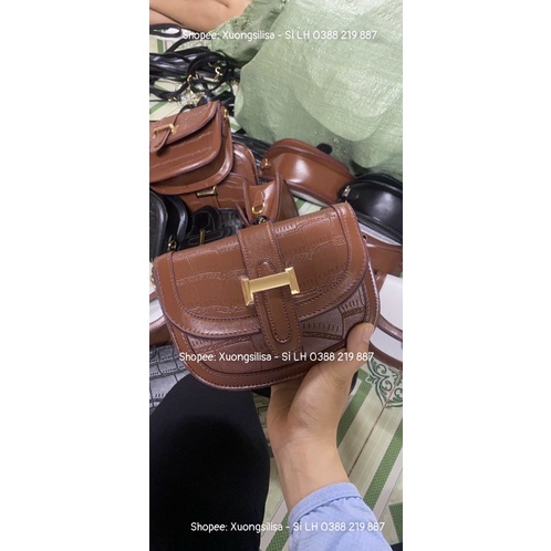 Túi Đeo Chéo Nữ Móng Ngựa Vân Da Rắn Dáng Bầu Khuy Gài Chữ