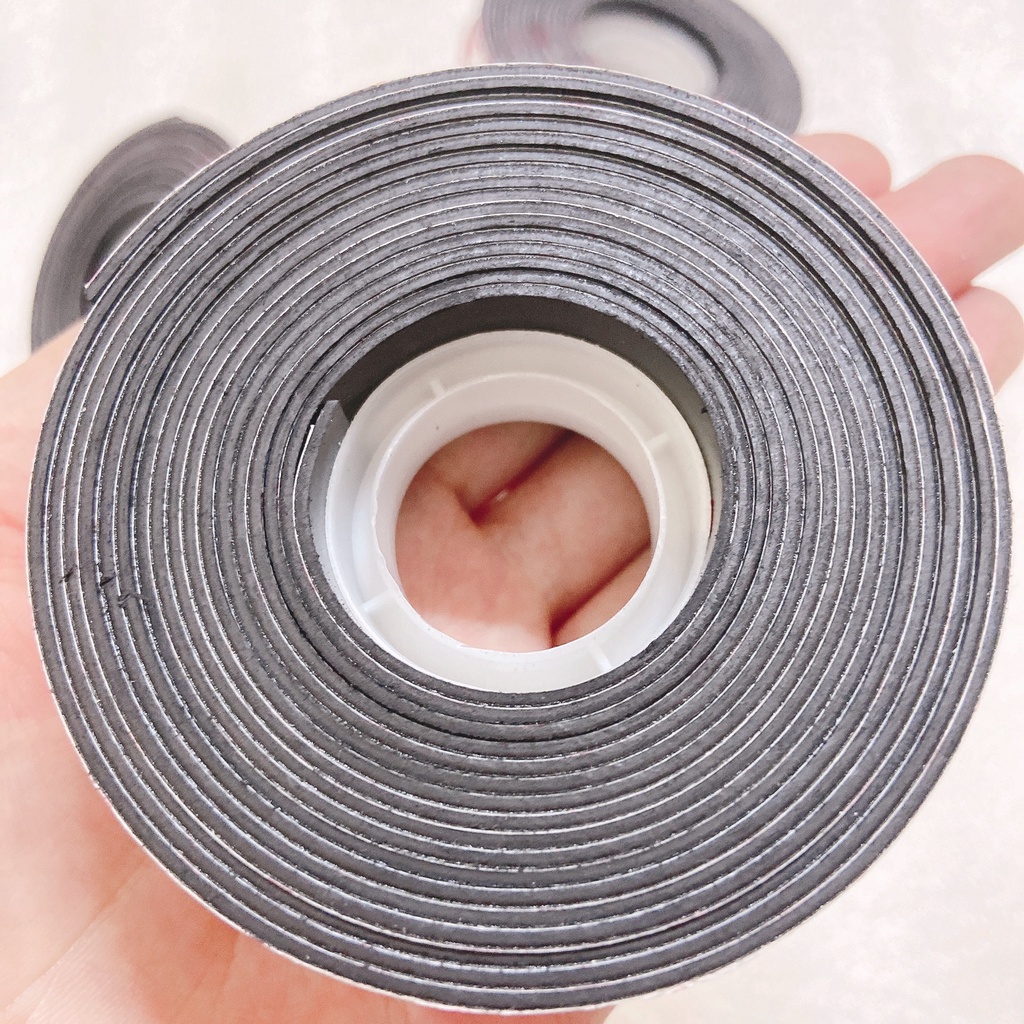 Nam châm dẻo có băng keo 3M cuộn dài  3mx2.5cmx1.2mm làm bảng tên, ghi thông tin lên bảng từ, tủ lạnh, rèm cửa sổ