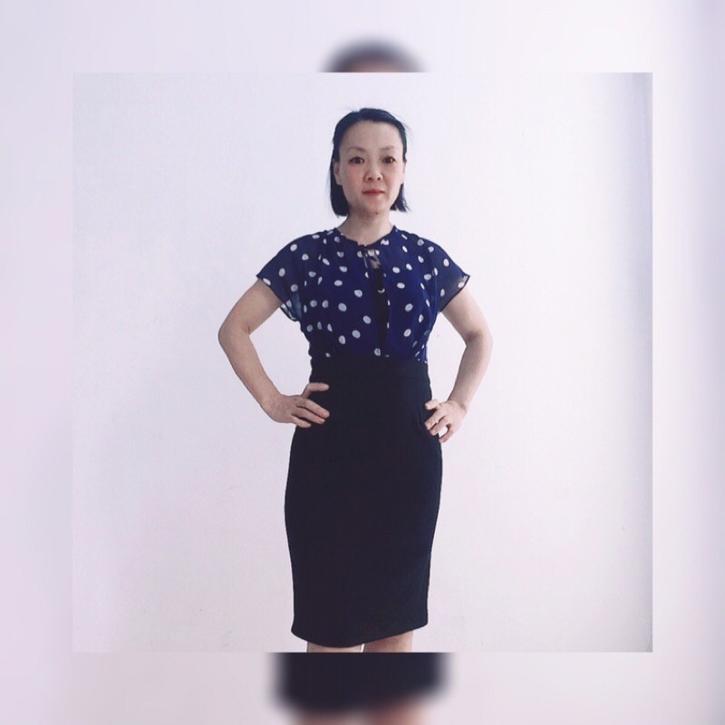 Đầm ôm bút chì 2trong 1 xinh sắn cổ tròn tay liền có đai eo xẻ sau , xáy đen kết hợp chấm bi tím than
