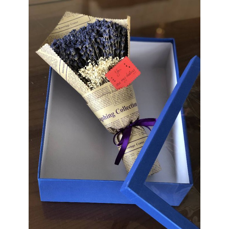 Hoa khô lavender và hộp xanh