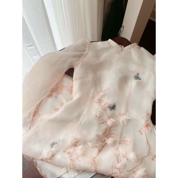 Áo dài cách tân tơ đính kết màu trắng sữa