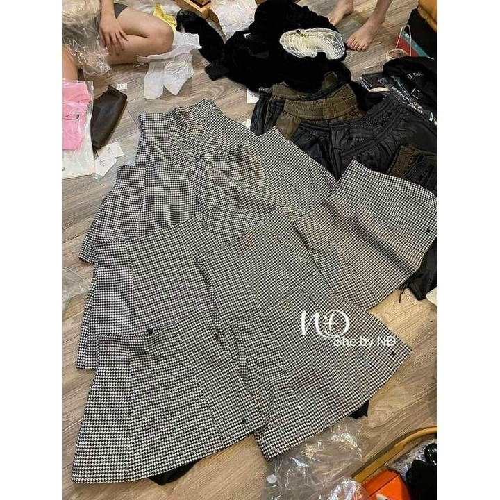 Chân váy chữ A cạp cao màu kẻ thêu ong