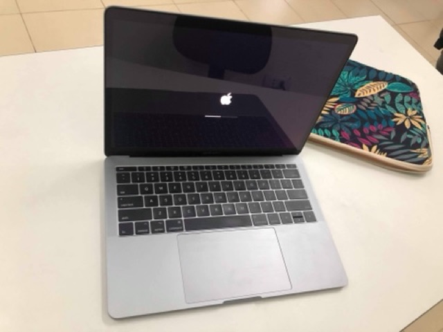 Macbook pro 2018 Fpt sạc 14l gần như mới