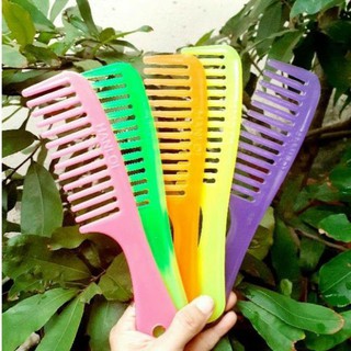 Lược thưa chải tóc uốn, tóc xoăn.