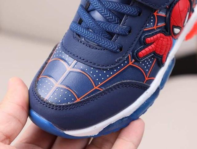 Giày thể thao bé trai