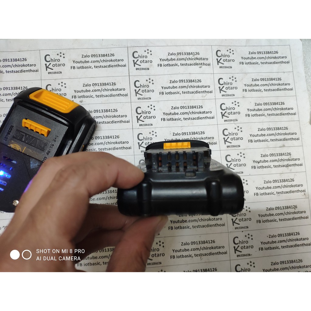 Bộ đế đa năng kiêm nguồn dự phòng 5V 3A cho điện thoại dùng pin Dewalt 20V li-ion