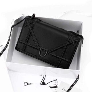 Túi dior nạm đinh đỏ