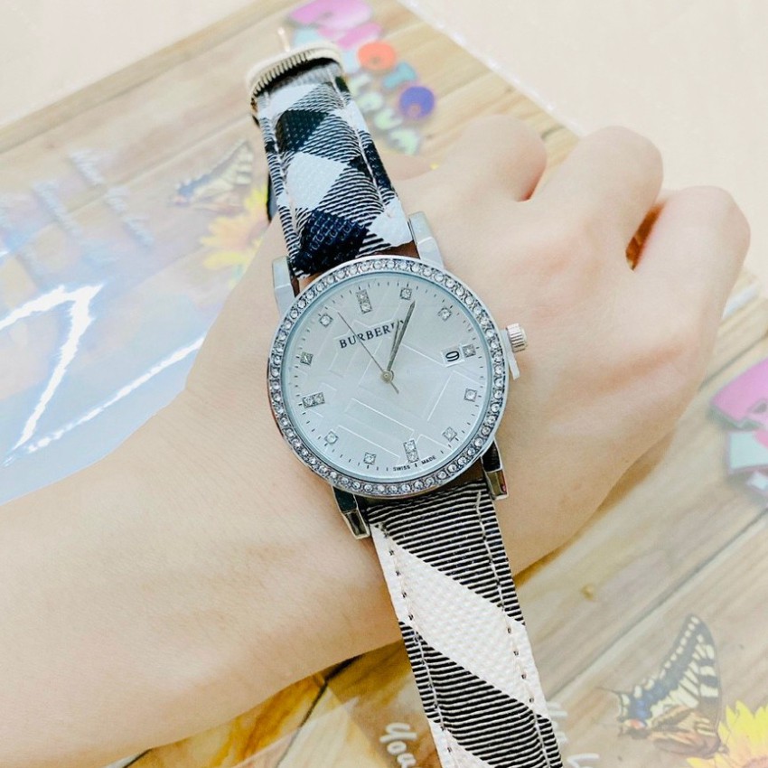 Đồng hồ nữ Burberry, dây kẻ caro đen trắng, viền đá trắng, full box, thẻ bảo hành 12 tháng - Dongho.burberry