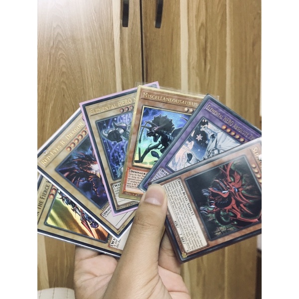 Random 1 thẻ bài Yugioh foil óng ánh.