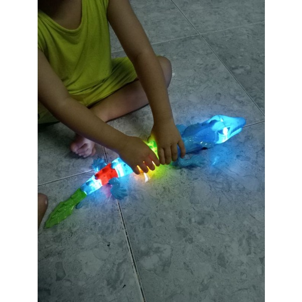 Đồ chơi con tắc kè bò phát nhạc và đèn kèm dây dắt,Đụng chướng ngại vật tự lùi