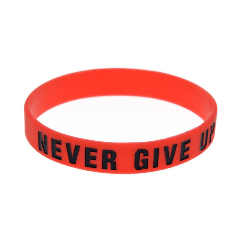 Vòng đeo tay bằng silicone in chữ Never Give Up truyền cảm hứng