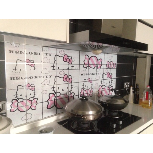 Miếng Dán Tường Lá Nhôm Chống Nước Chống Dầu Chịu Nhiệt Cao In Hình Hello Kitty Dễ Thương Cho Nhà Bếp