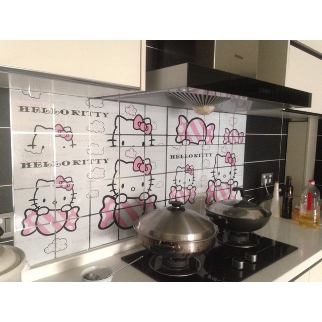 Miếng Dán Tường Lá Nhôm Chống Nước Chống Dầu Chịu Nhiệt Cao In Hình Hello Kitty Dễ Thương Cho Nhà Bếp