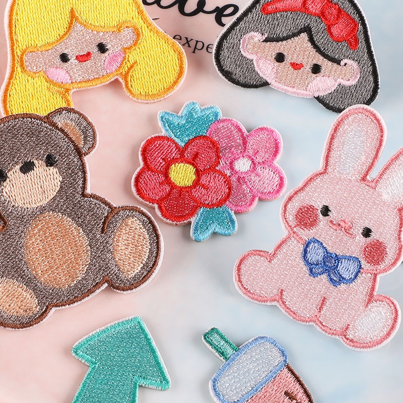 Miếng Dán Tự Dính Họa Tiết Hoạt Hình Dễ Thương Dùng Để Trang Trí Túi Xách/ Quần Áo Tiện Dụng