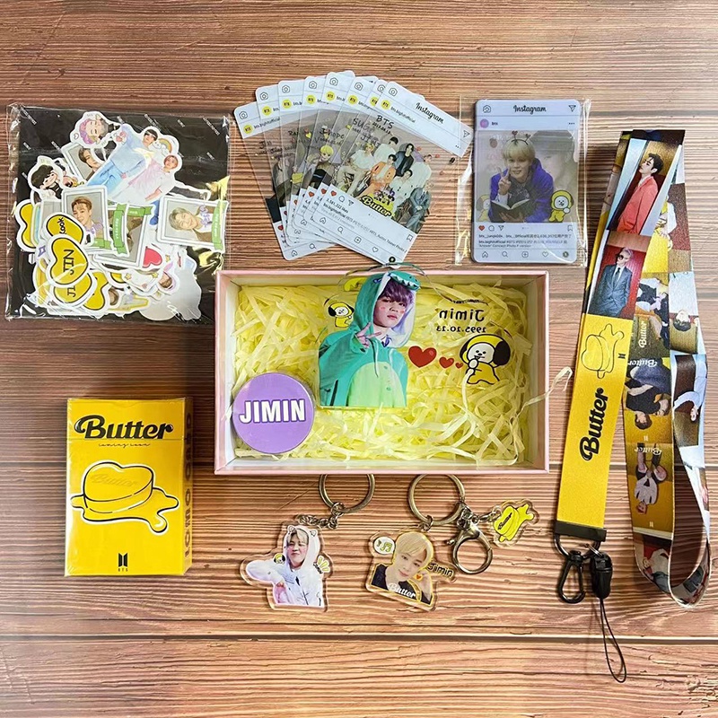 Set hộp quà tặng sinh nhật gồm miếng dán móc khóa dây đeo bưu thiếp phong cách BTS butter