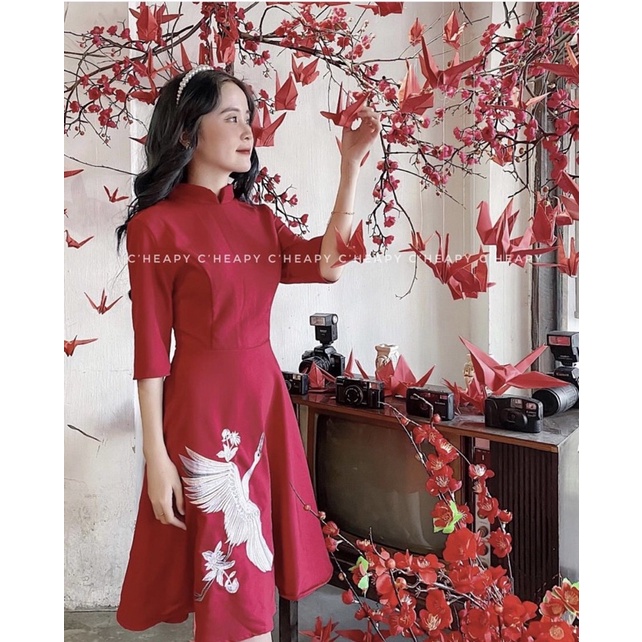 đầm cách tân thêu hạc trắng,váy nữ đỏ dạng áo dài siêu xinh diện tết tha hồ chụp ảnh cho bạn gái