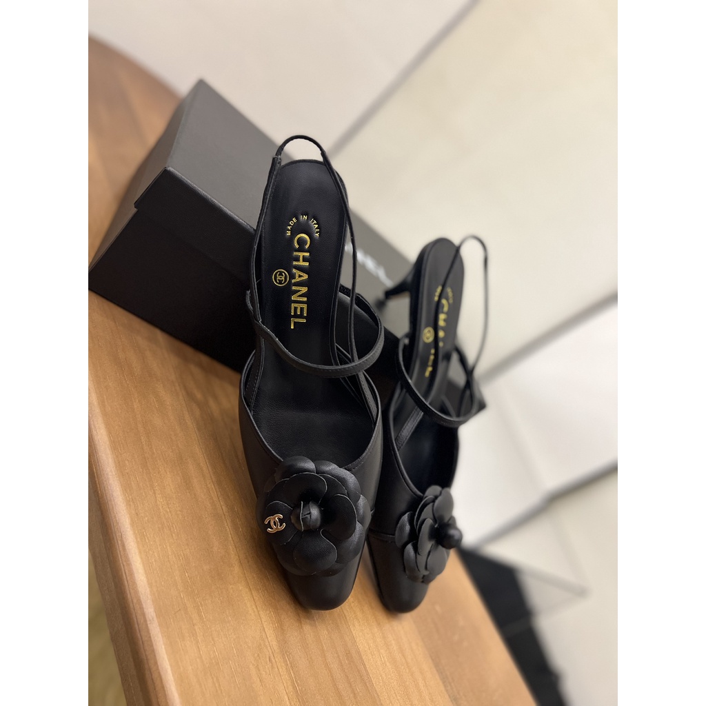 Giày cao gót nữ da thật thời trang cao cấp 𝘾𝙝𝙖𝙣𝙚𝙡 𝘾𝙝𝙖𝙣n𝙚𝙡 CN thiết kế đính bông hoa ở mũi giày, phong cách thanh lịch