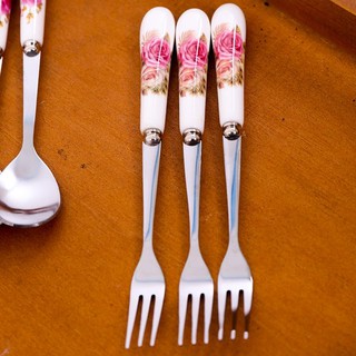 Thìa hoặc dĩa cán sứ