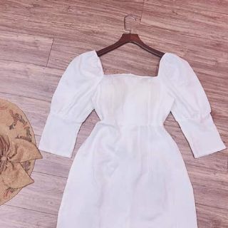 Đầm gấm trắng cổ u