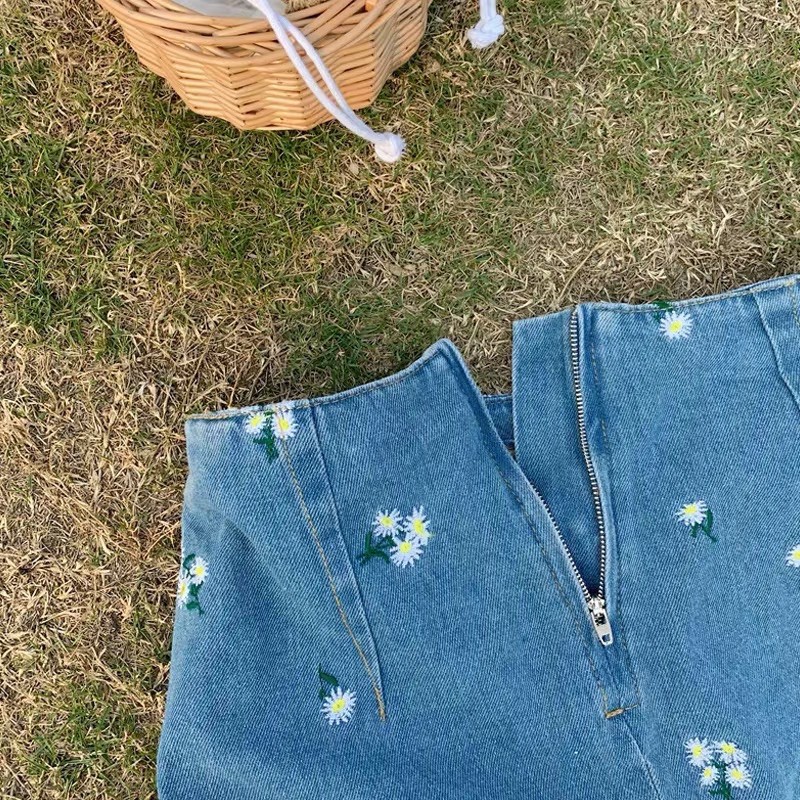 Chân váy jean thêu hoa A-line/ mini skirt SẴN