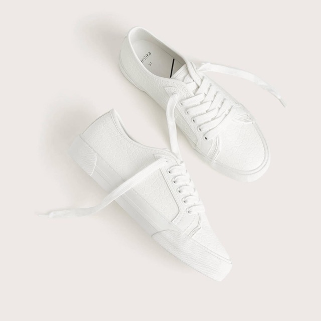 Giày trắng bershka