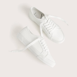 Giày trắng bershka