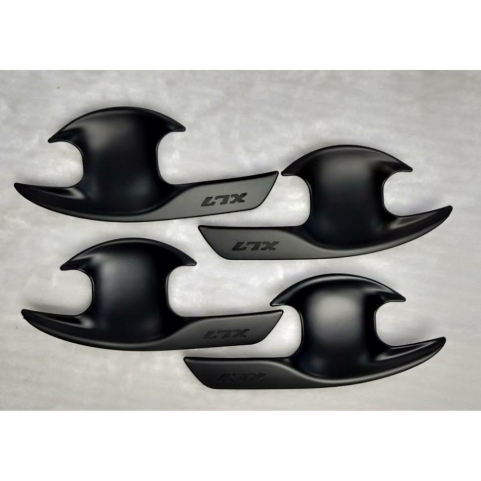 Hõm cửa Suzuki XL7 đen