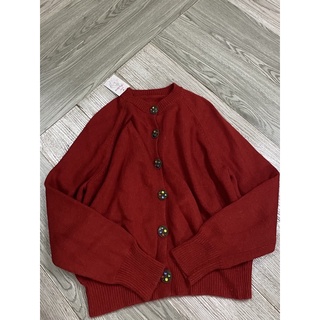 Cardigan đỏ cúc đá