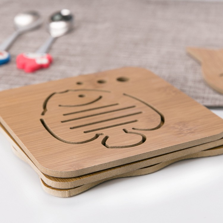 Miếng lót chén trên bàn bằng tre gỗ dạng lỗ hình hoạt hình cách điện chống bỏng đặt dùng cho nhà bếp
