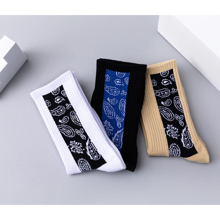 Vớ cao cổ dải dọc Hoa văn phong cách thể thao, trẻ trung, năng động dành cho cả Nam và Nữ.