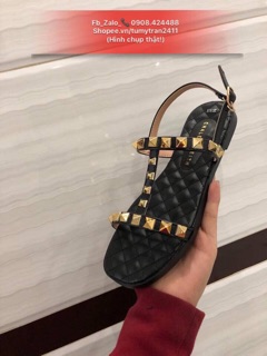 Sandal bệt đinh tán Chales & Keith.