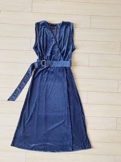 Đầm nhung Newlook