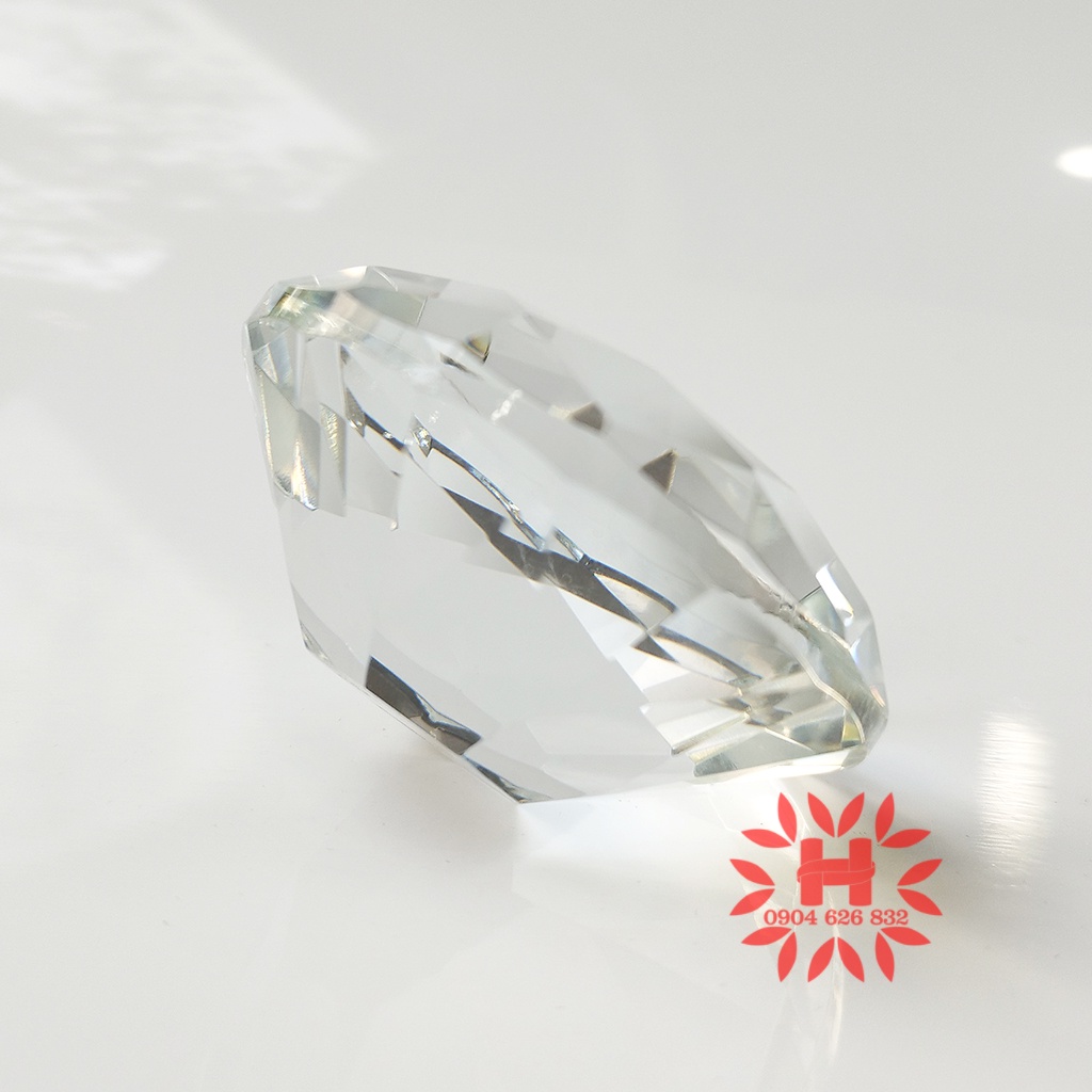 Pha lê hình dáng VIÊN KIM CƯƠNG  dùng làm mẫu Nail, chặn giấy hoặc trang trí