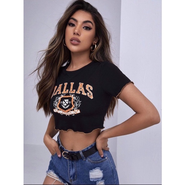 Áo croptop ôm xoăn lai phối chỉ cam in DALLAS, 2 màu