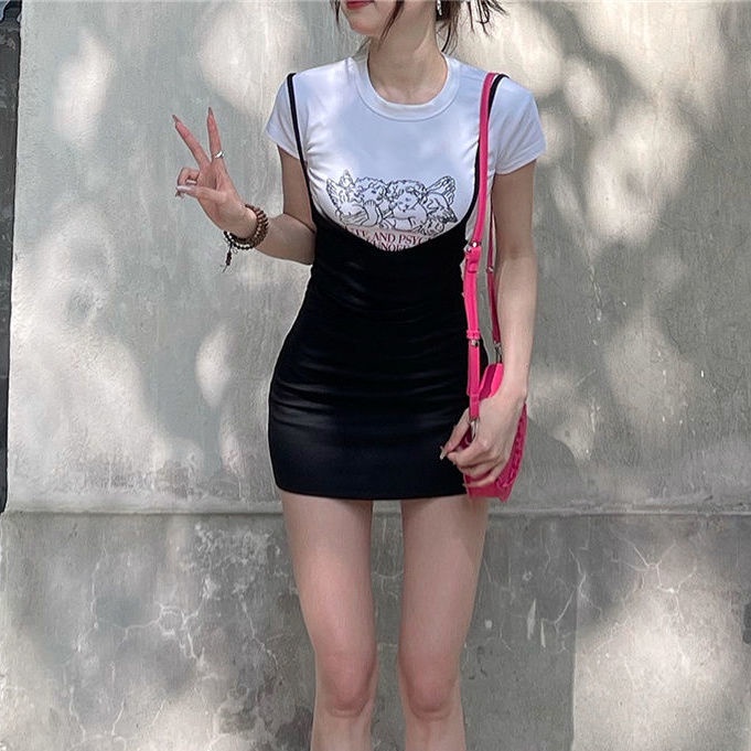 Áo thun tay ngắn dáng ôm và chân váy ôm có thắt lưng màu đen cho nữ