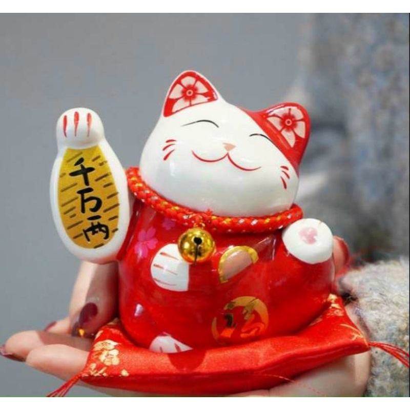 [ 10cm ] tượng sứ Mèo Thần Tài ngồi thảm đỏ - mèo Nhật Bản may mắn phong thủy