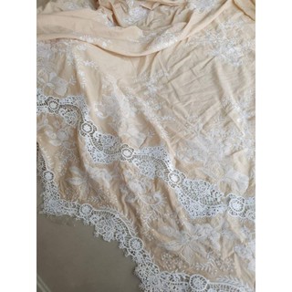 vải Thô thêu chân ren chỉ