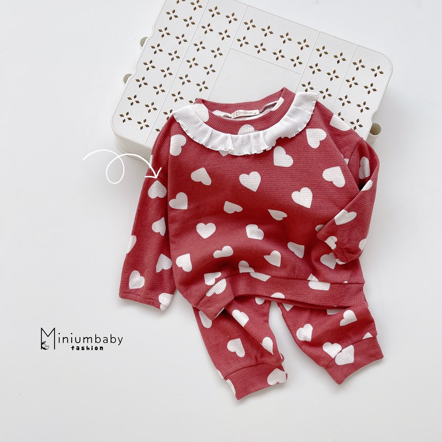 Bộ đồ dài tay quần dài cổ bèo trái tim thu đông cho bé gái chất liệu cotton tổ ong, set quần áo trẻ em miniumbabyfashion