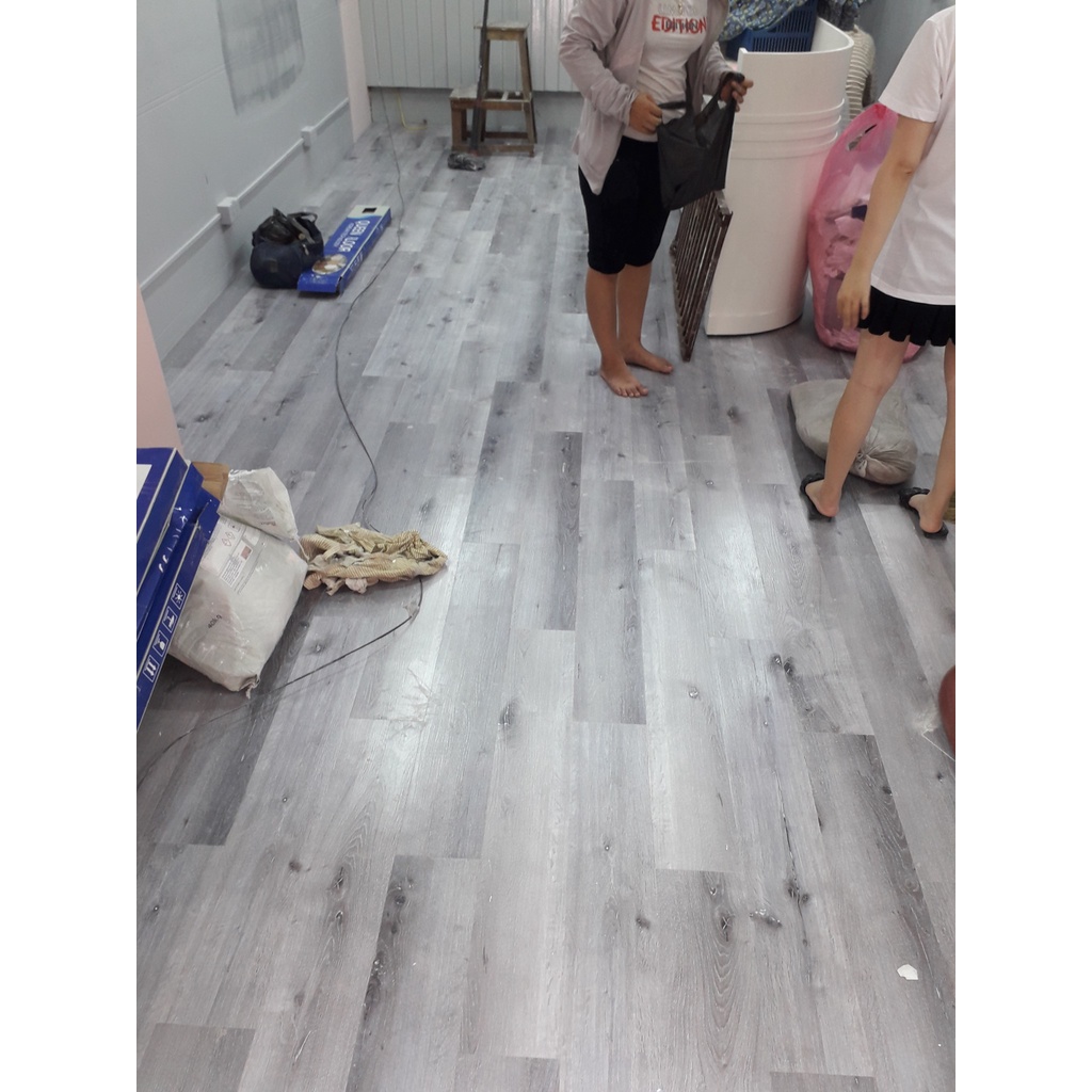 Miếng Lót Sàn Nhựa Giả Gỗ có Keo Sẵn Tự Dính Màu Xám, 1 mét vuông = 7 tấm