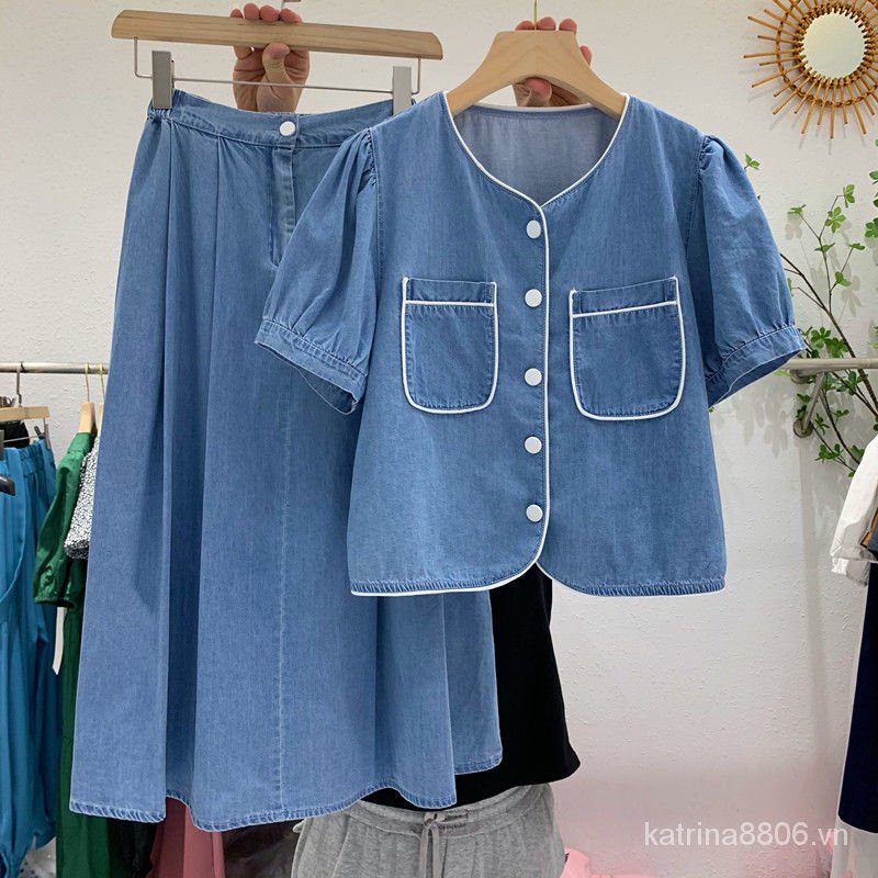 Bộ áo thun ngắn tay cổ tròn và chân váy jeans thời trang dành cho nữ