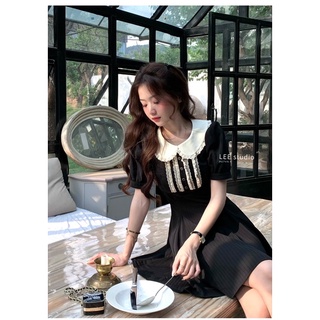 Váy đen cổ bèo phối ren