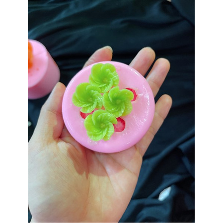Khuôn Silicone Hoa Cúc Xoay Nhỏ Vĩ 4 Bông