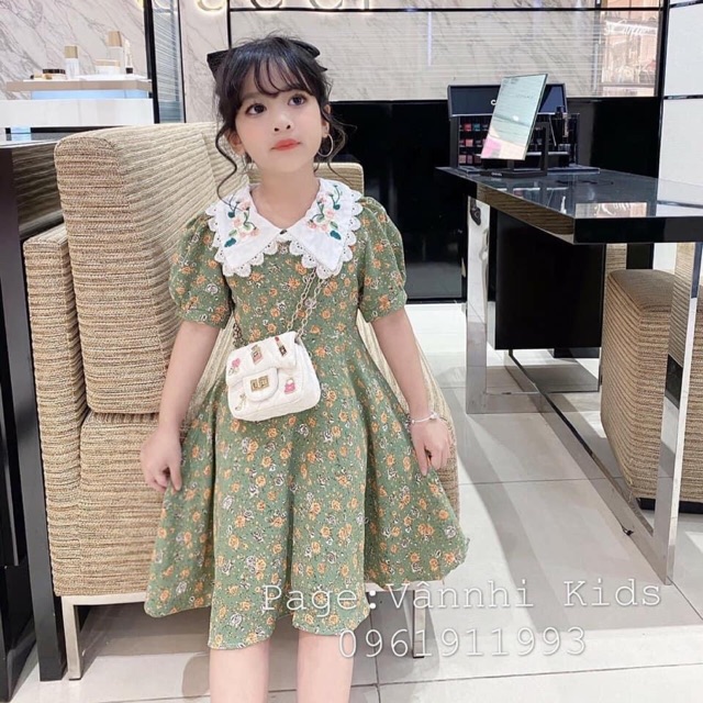 Váy hoa cổ thêu bé gái
