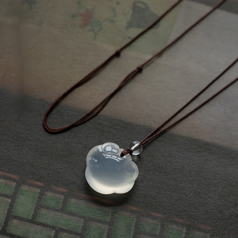 Vòng Cổ Dây Bện Mặt Đám Mây Đá Chalcedony Auspicious Ruyi Thiết Kế Cổ Điển Cho Nữ