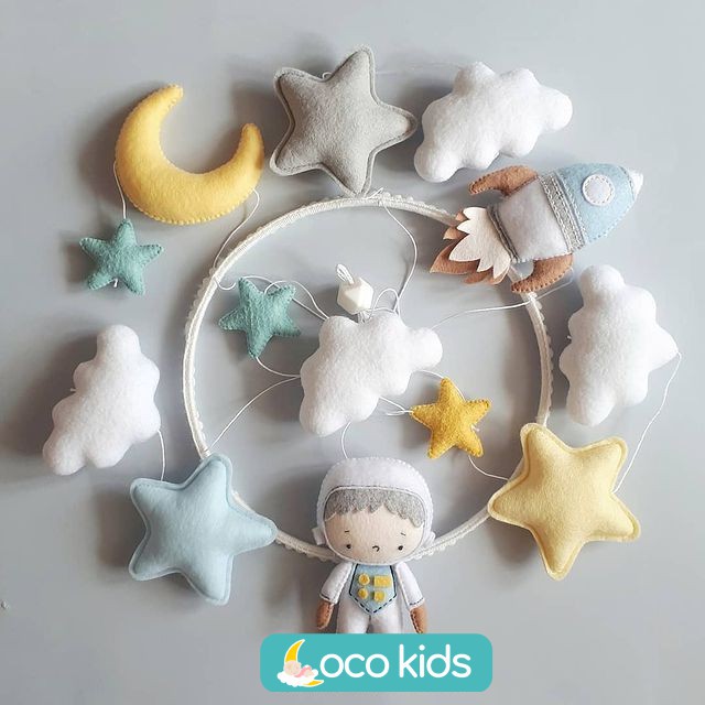 [TẶNG BẢNG TÊN BÉ & VÒNG TREO] Đồ chơi treo nôi cho bé kích thích thị giác CoCo Kids, có nhạc tự xoay CẬU BÉ BẦU TRỜI