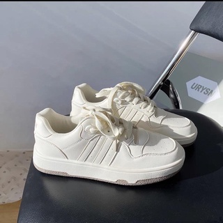 Giày sneaker hot trend